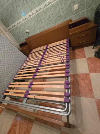 Cama con somier de madera y metal