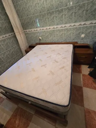 Cama con somier de madera y metal