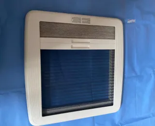 Marco de ventana o claraboya de autocaravana