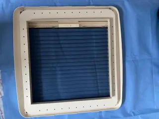 Marco de ventana o claraboya de autocaravana