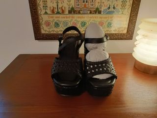 Sandalias cuña negras CASAS