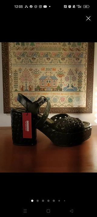 Sandalias cuña negras CASAS