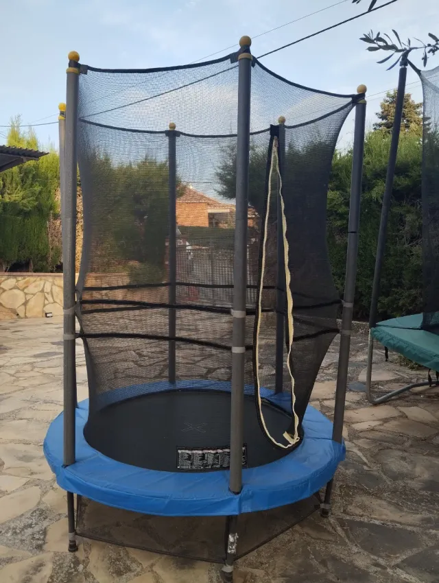 Cama elástica para niños con red de seguridad