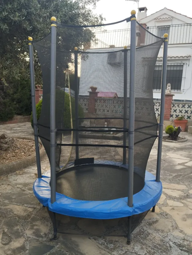 Cama elástica para niños con red de seguridad