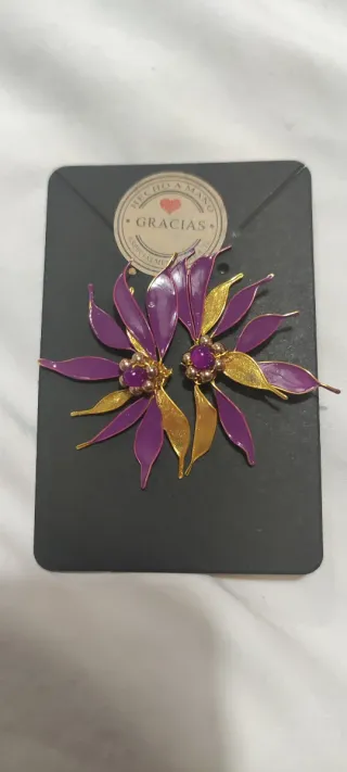 Pendientes flor morados y dorados nuevos