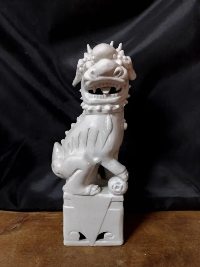 Figura Foo de cerámica blanca