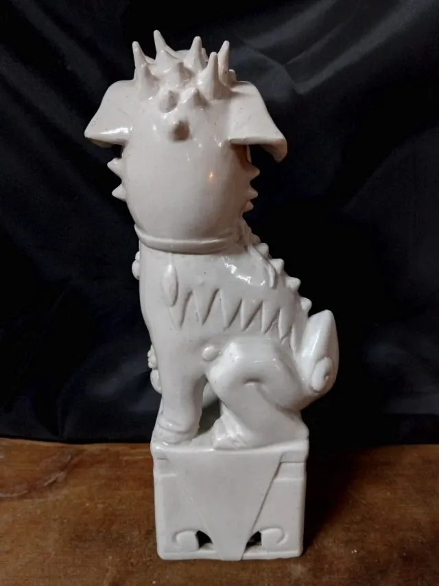 Figura Foo de cerámica blanca