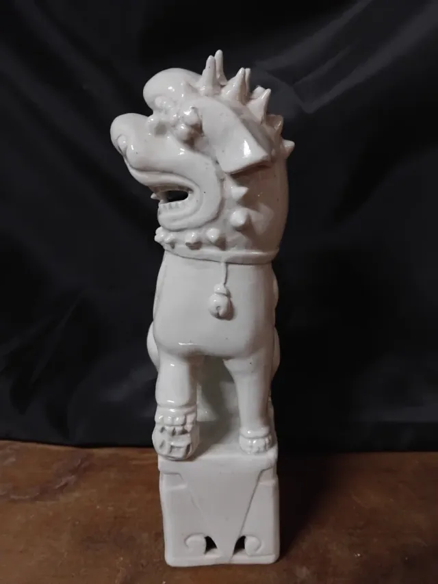 Figura Foo de cerámica blanca