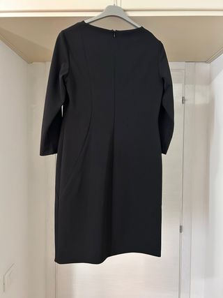 Vestito nero con zip e taglio asimmetrico