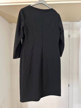 Vestito nero con zip e taglio asimmetrico