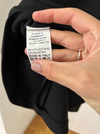 Vestito nero con zip e taglio asimmetrico