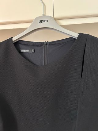 Vestito nero con zip e taglio asimmetrico