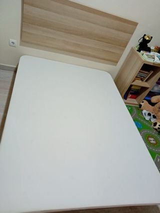 Cama y cabecero de madera