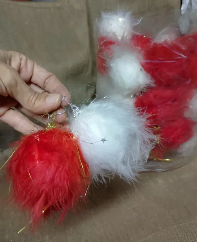 Lote de bolas decorativas de penas vermelhas e brancas