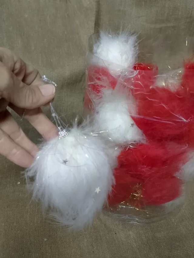 Lote de bolas decorativas de penas vermelhas e brancas