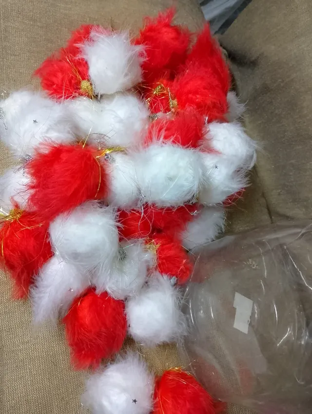 Lote de bolas decorativas de penas vermelhas e brancas