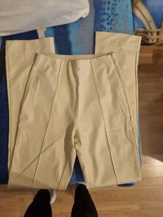 Pantalón de cuero beige