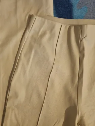 Pantalón de cuero beige