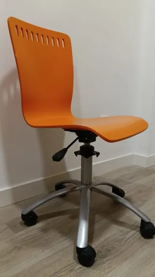 Silla de estudio naranja con base metálica