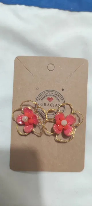 Pendientes florales dorados y rosas