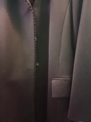 Elegante abrigo negro con detalles