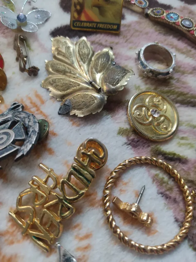 Lote de objetos antiguos y bisutería