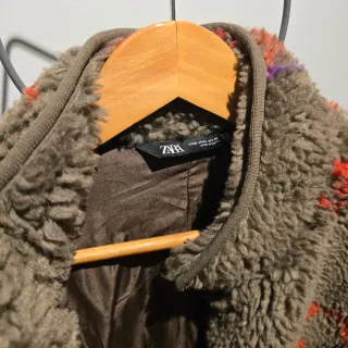Chaqueta polar Zara estampada