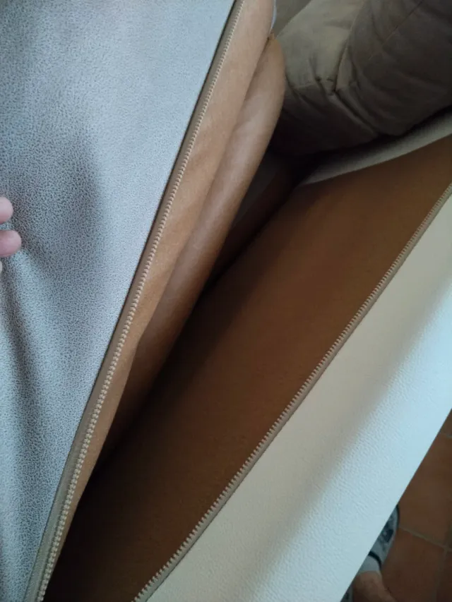 Sofá beige y blanco