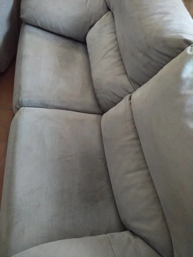 Sofá beige y blanco