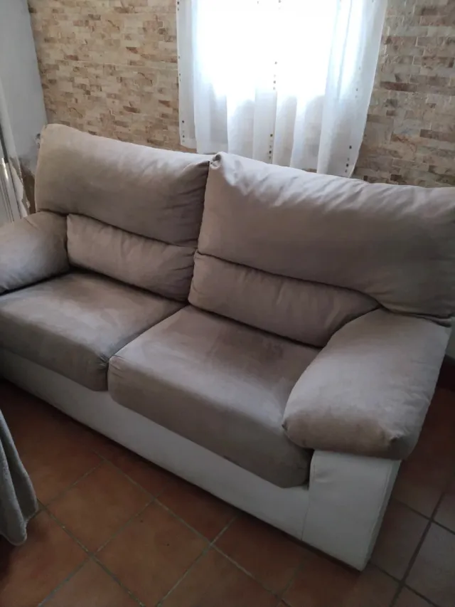 Sofá beige y blanco