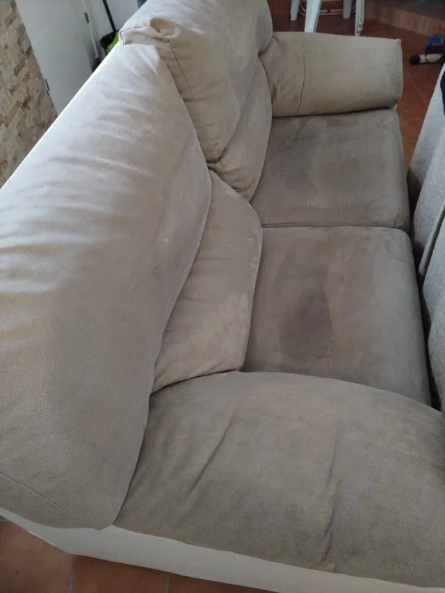 Sofá beige y blanco