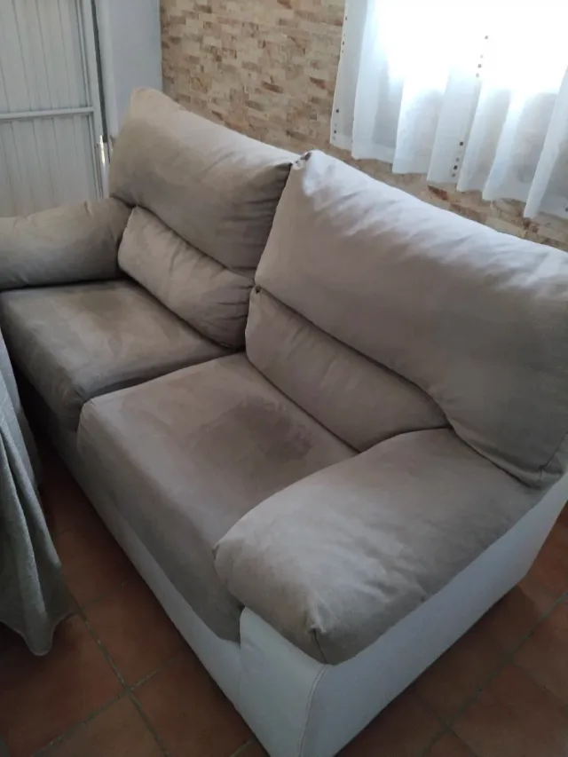 Sofá beige y blanco