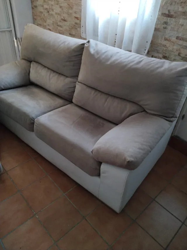 Sofá beige y blanco