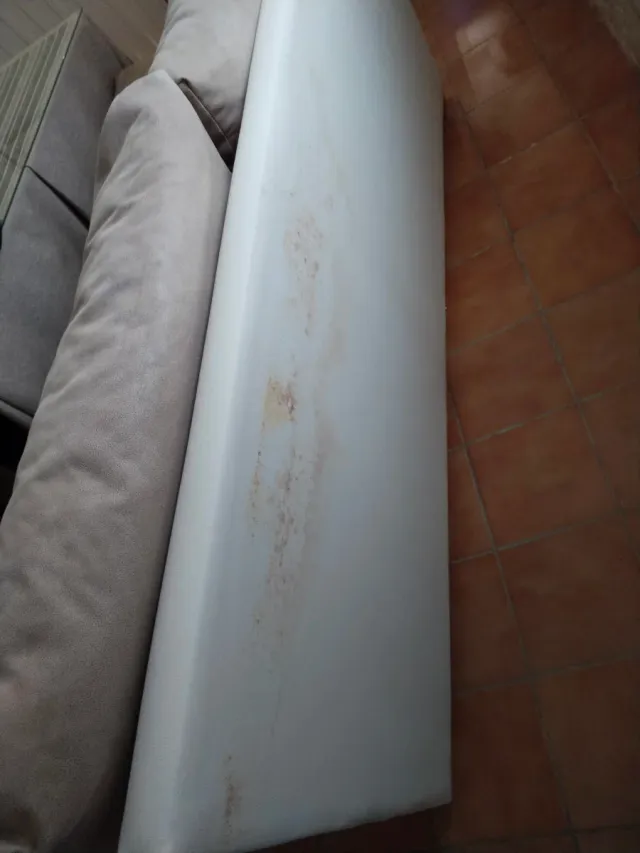 Sofá beige y blanco