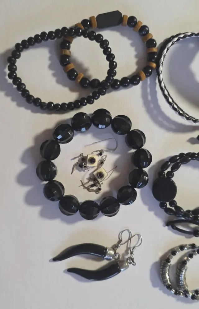 Lote bisutería negro: pulseras y pendientes