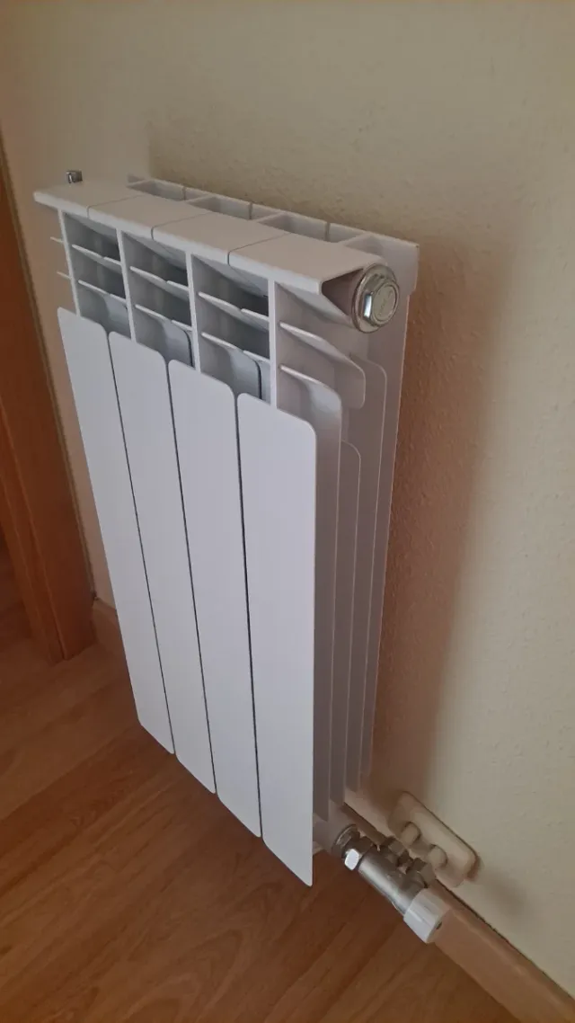 Radiador blanco de aluminio.