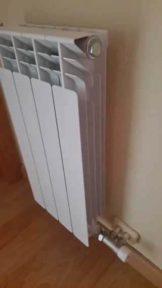 Radiador blanco de aluminio.