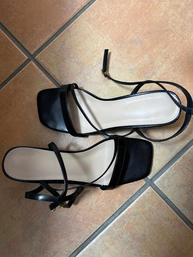 Sandalias negras de tiras finas