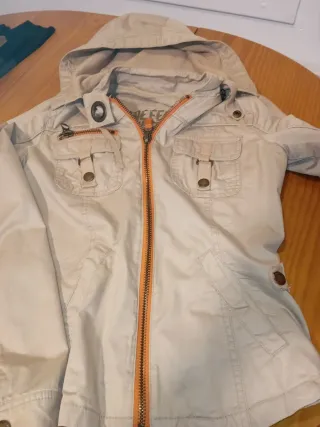 Chaqueta Bershka Beige con Capucha