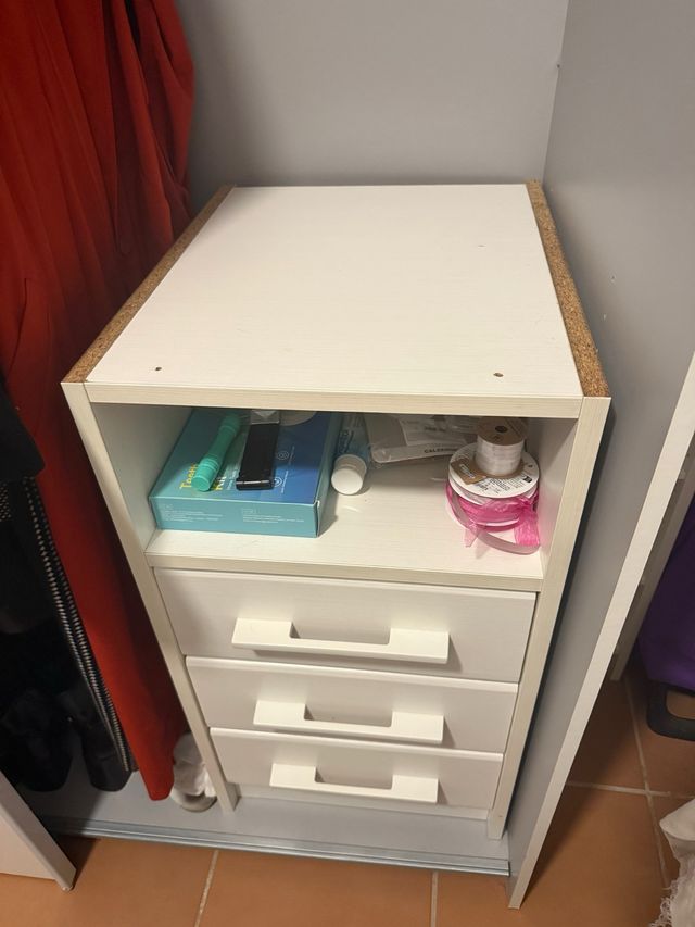Comodino con 3 cassetti e vano aperto