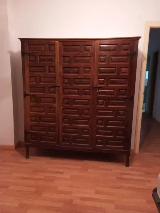 Guardaroba in legno massello castigliano