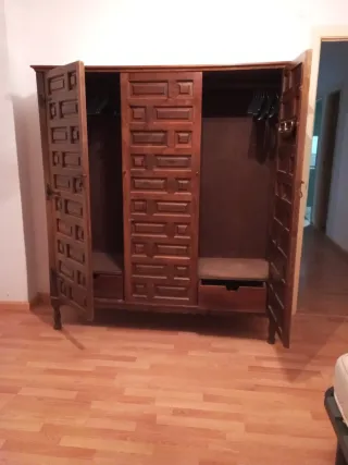 Guardaroba in legno massello castigliano