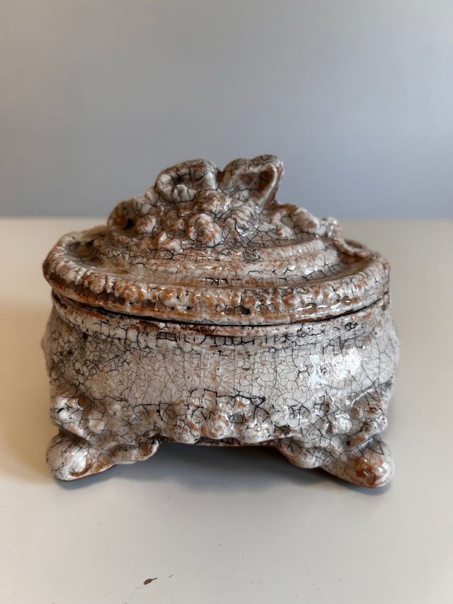 Cajita de arcilla ovalada decorada