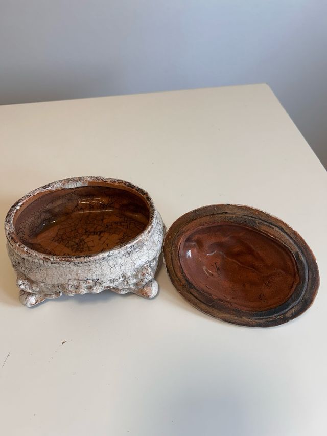 Cajita de arcilla ovalada decorada