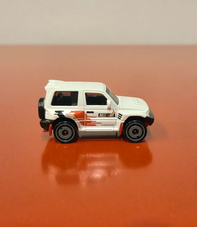 Mitsubishi Pajero Evolution escala 1/64.