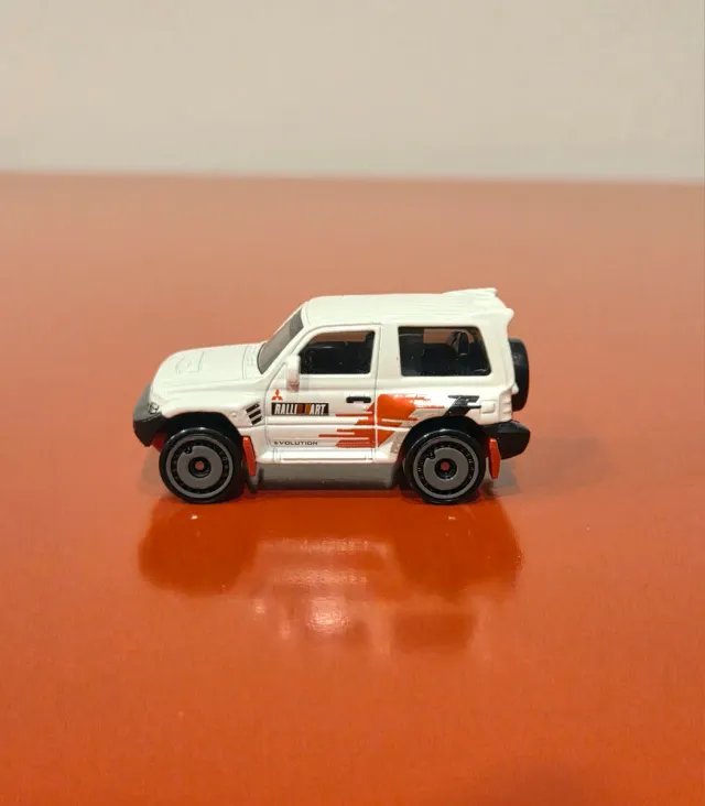 Mitsubishi Pajero Evolution escala 1/64.