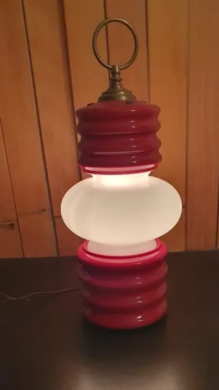 Lampada da tavolo rossa e bianca