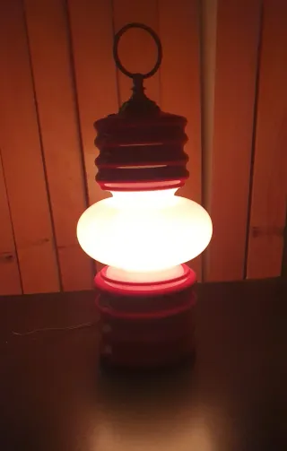 Lampada da tavolo rossa e bianca