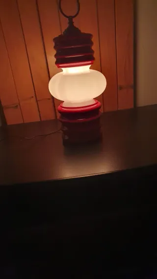 Lampada da tavolo rossa e bianca