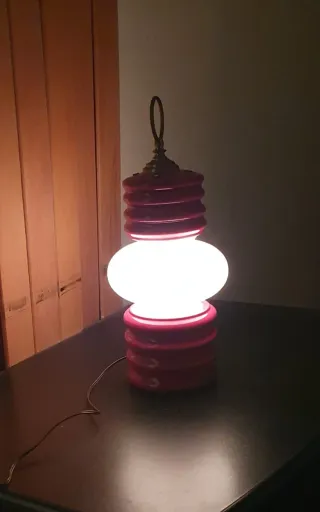 Lampada da tavolo rossa e bianca
